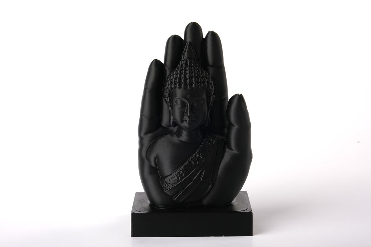 Sculpture de main de Bouddha sur une étagère en bois près de bougies et de plantes séchées dans un coin méditation paisible
