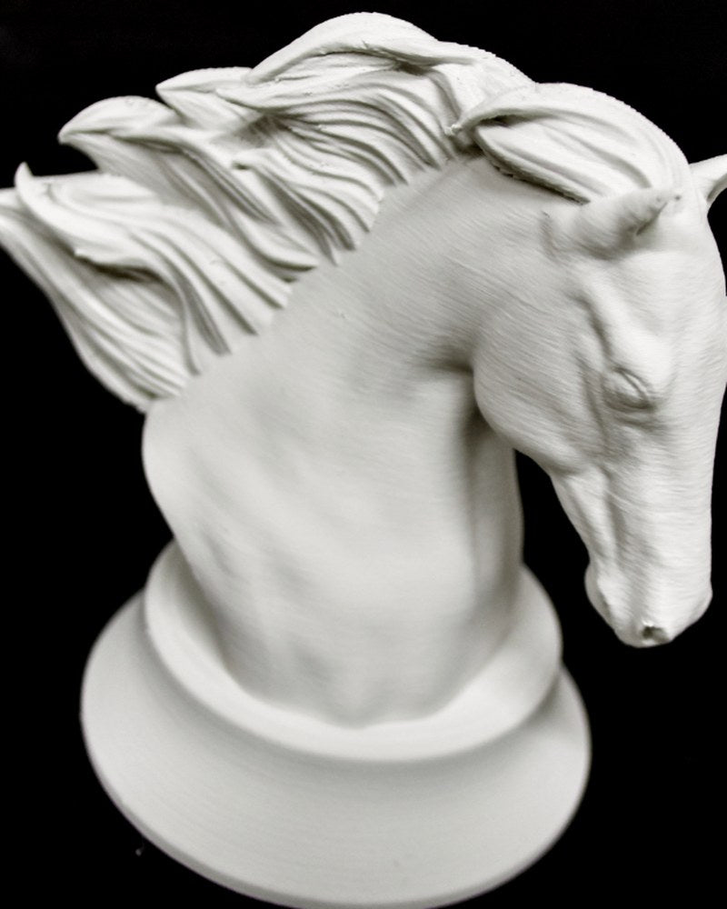 Sculpture géométrique de cheval au corps à facettes et à la crinière ondulante, vue de côté