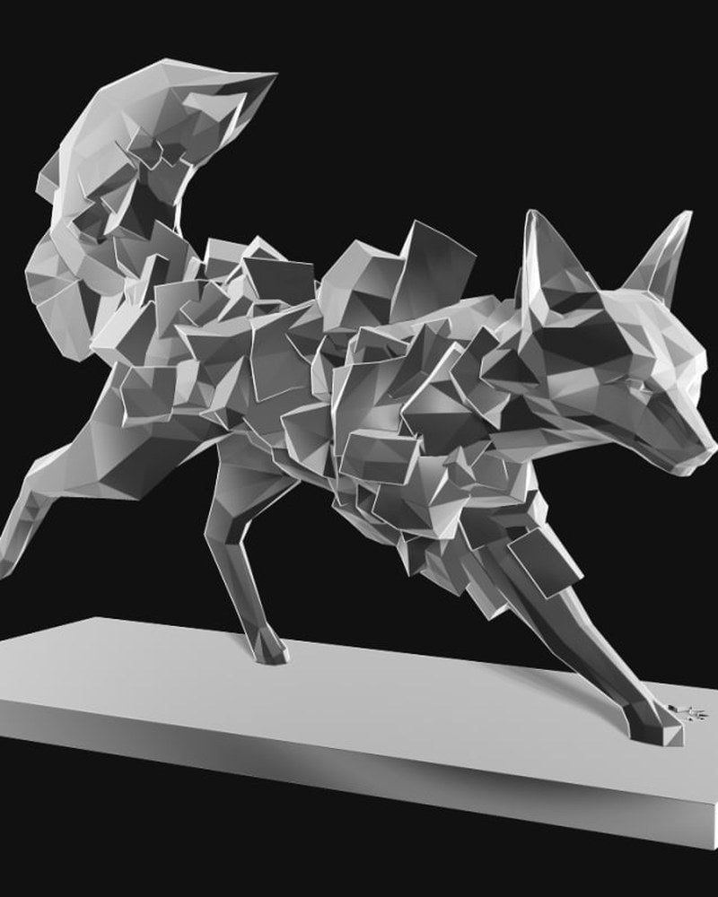 Gros plan d'une sculpture géométrique de renard à l'affût aux facettes anguleuses, lumière naturelle