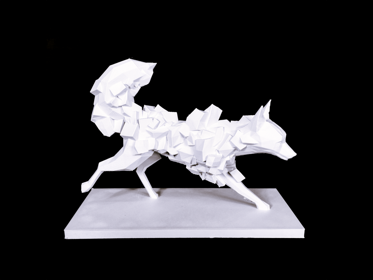 Gros plan des facettes nettes d'une figurine de renard low poly
