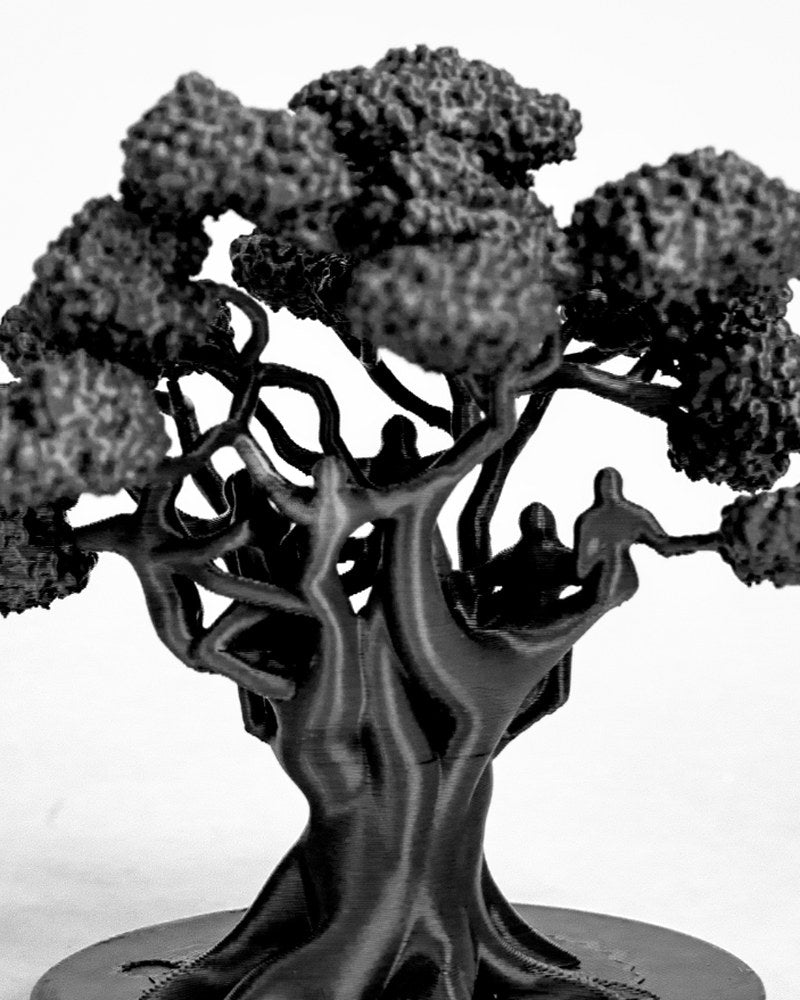 Gros plan d'une sculpture d'arbre aux racines entrelacées et aux branches déployées sur fond clair