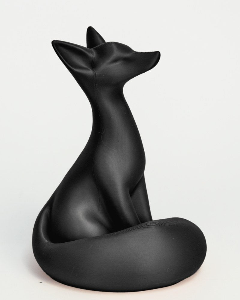 Gros plan de la sculpture Nocturne Fox à la forme minimaliste et à la surface mate