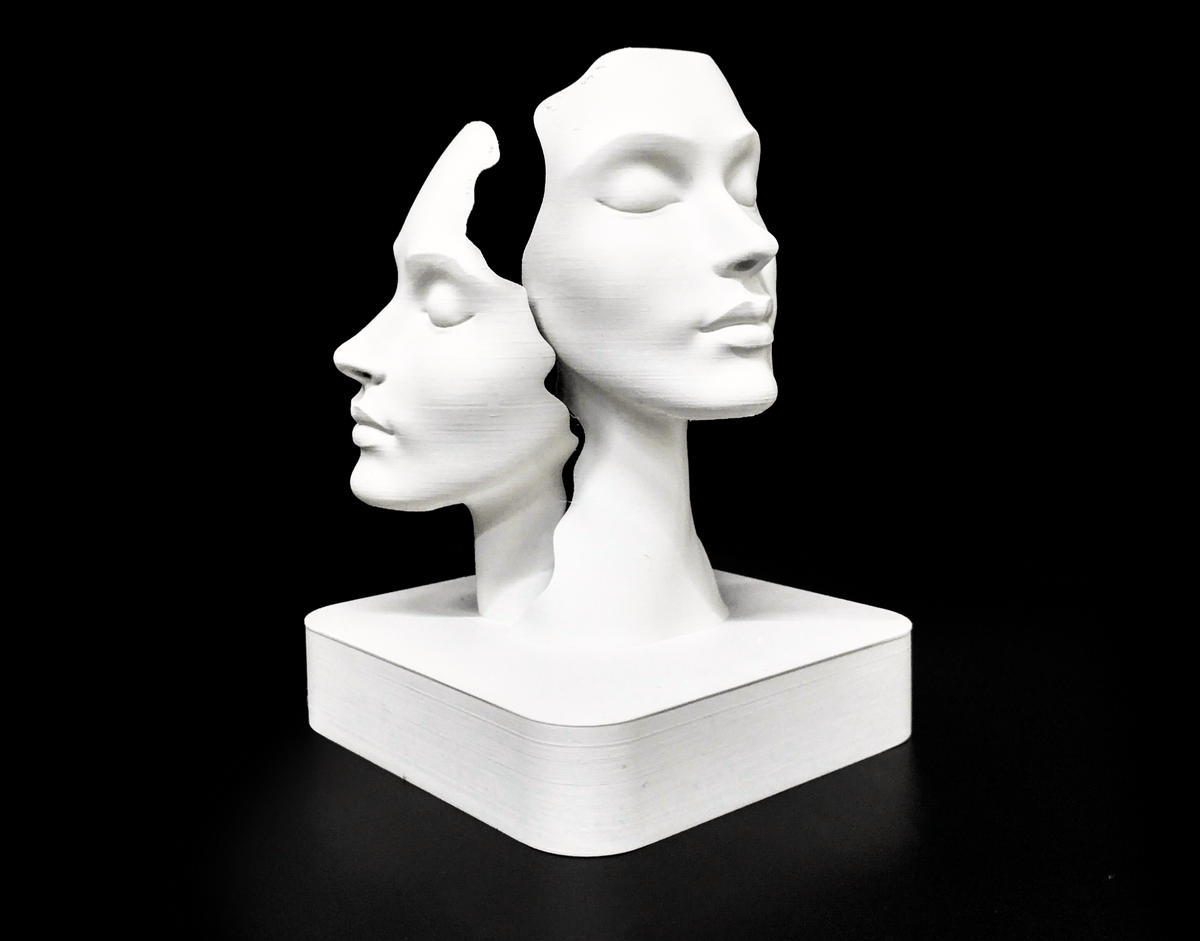 Sculpture à double visage sur une étagère en bois dans un salon scandinave