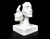 Sculpture à double visage sur une étagère en bois dans un salon scandinave