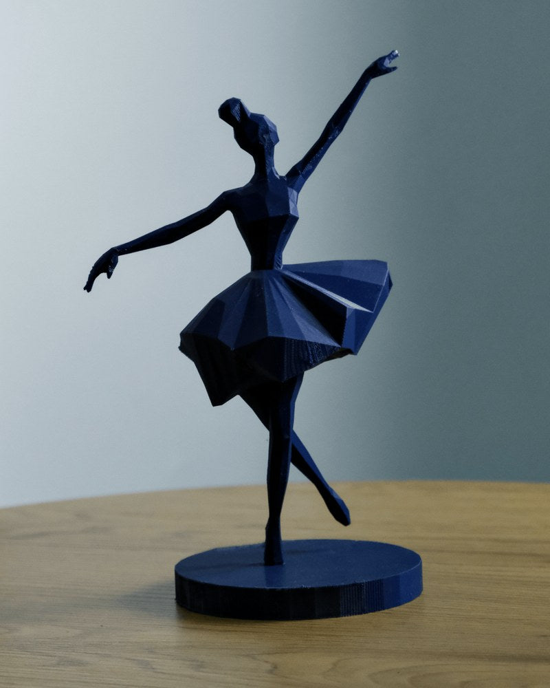 Sculpture géométrique de ballerine blanche à facettes anguleuses, vue de face