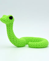 Gros plan d'une figurine décorative de serpent tricoté, aspect crocheté et petits yeux ronds