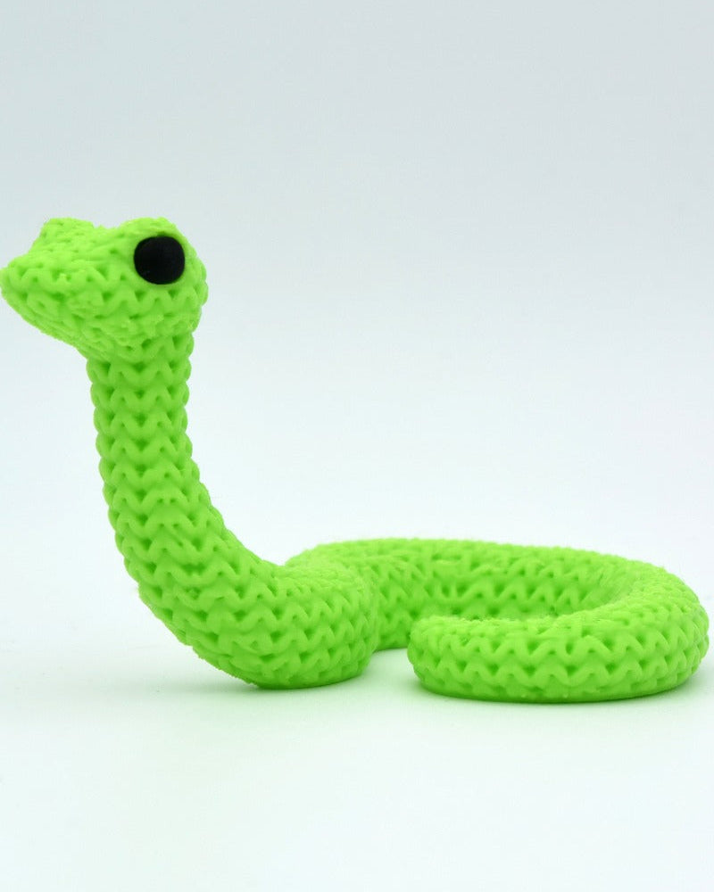 Gros plan d'une figurine décorative de serpent tricoté, aspect crocheté et petits yeux ronds