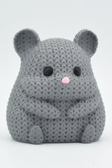 Gros plan d'un hamster tricoté, aspect crocheté, petits yeux ronds et nez