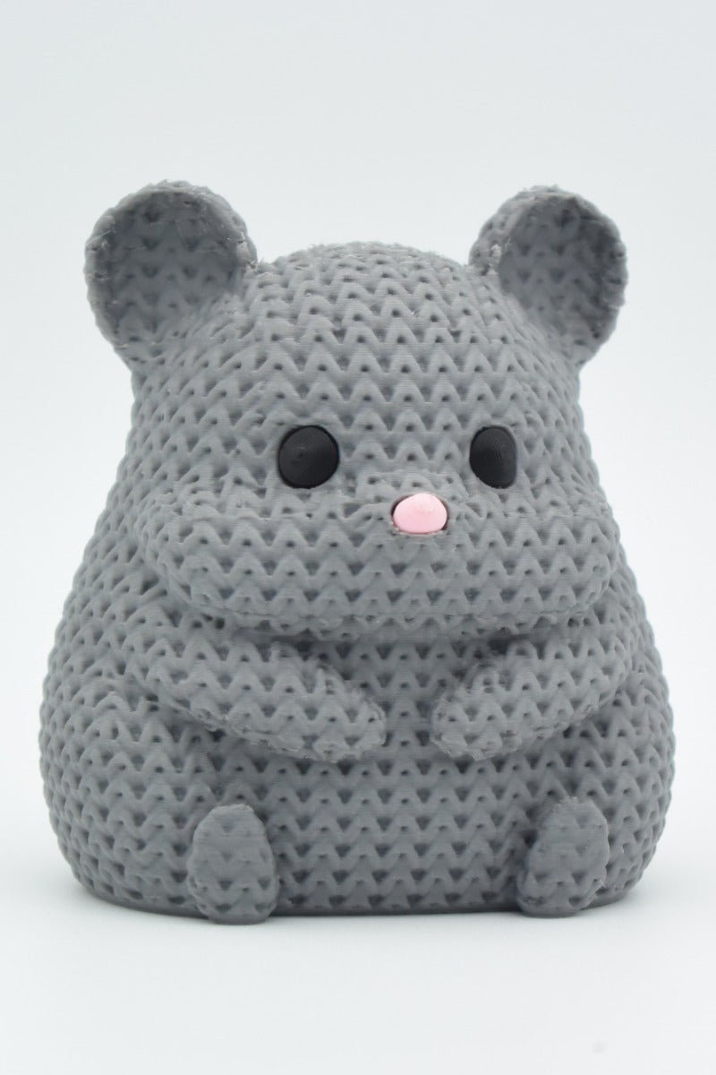 Gros plan d'un hamster tricoté, aspect crocheté, petits yeux ronds et nez