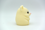 Gros plan d'un hamster tricoté, aspect crocheté, petits yeux ronds et nez