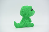 Gros plan d'un crocodile tricoté, aspect crocheté et petits yeux ronds, 80 mm de long