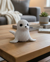Gros plan d'une figurine décorative de phoque tricoté, aspect crocheté et petits yeux sombres