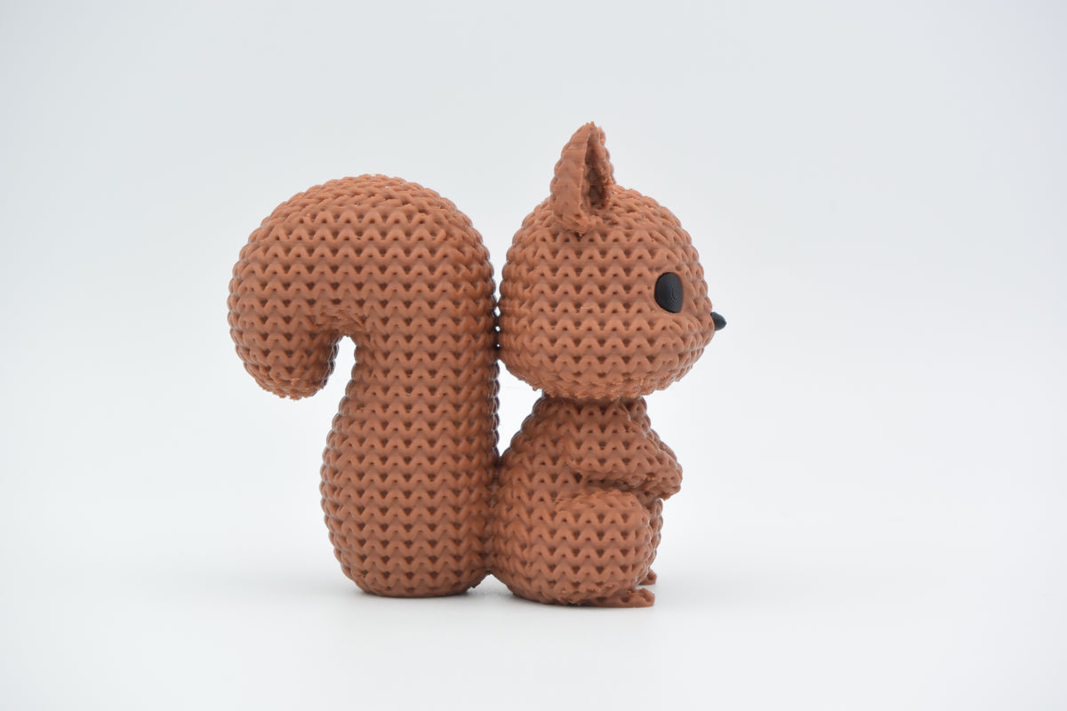 Gros plan de la texture à boucles tricotée d'une figurine décorative d'écureuil