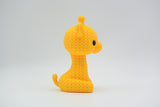 Détail de la texture crochetée ajourée d'une petite figurine décorative de girafe