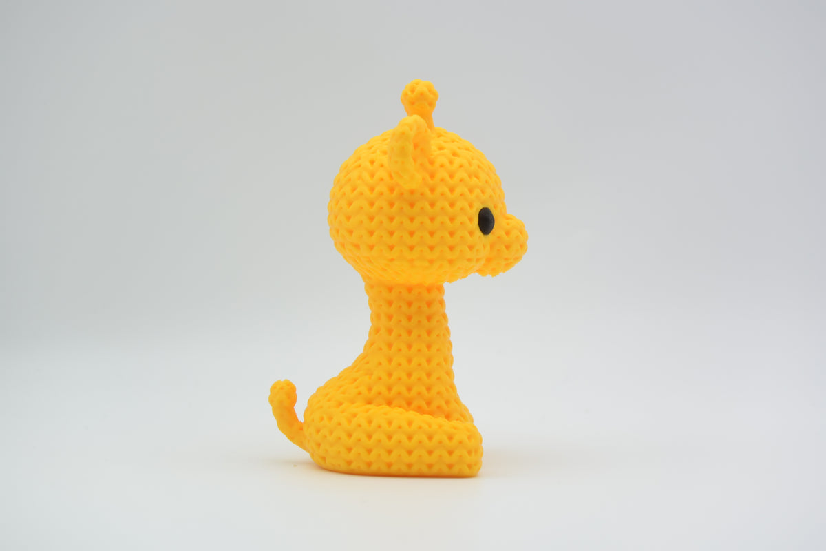 Détail de la texture crochetée ajourée d'une petite figurine décorative de girafe