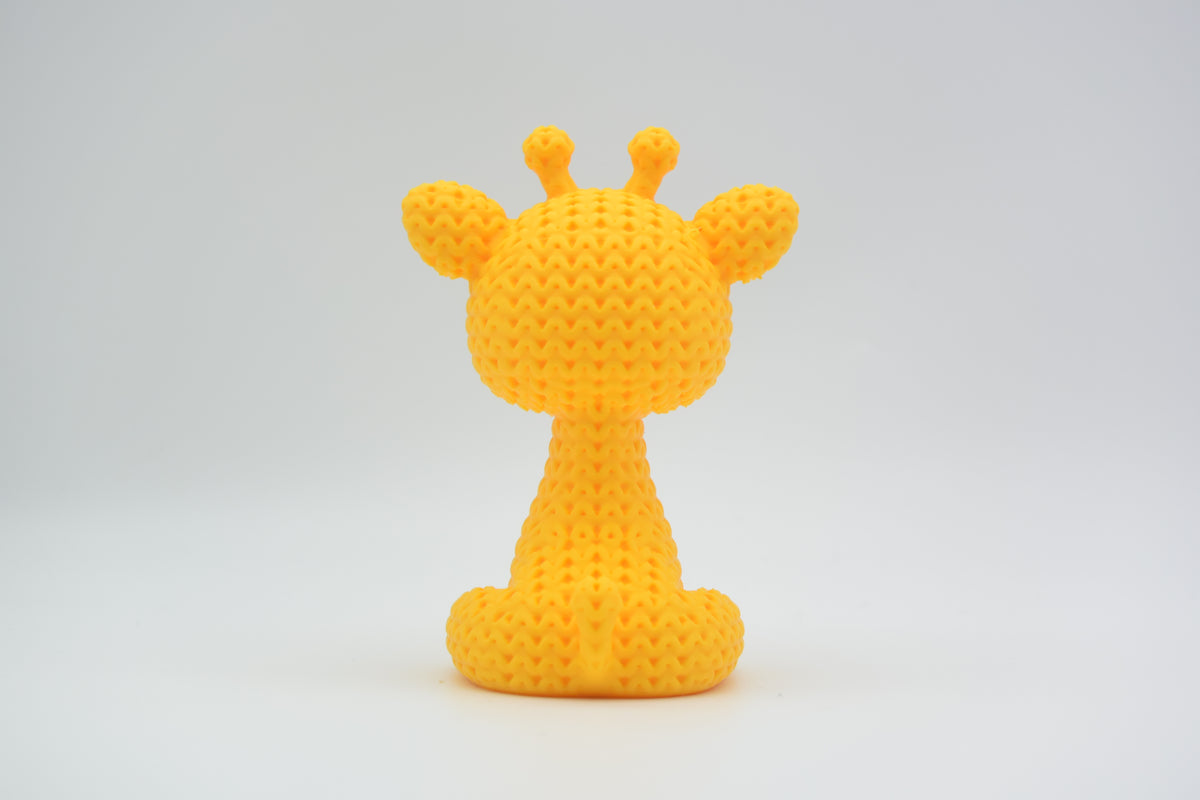 Gros plan d'une petite figurine de girafe tricotée à texture crochetée et yeux expressifs, env. 8 cm de haut