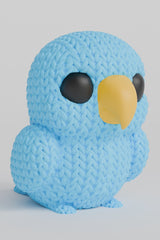 Gros plan d'une petite figurine de perroquet tricoté à texture crochetée et yeux peints, 65 mm de haut