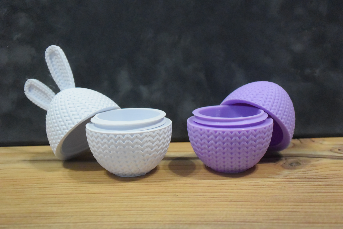 Boîte à œufs de Pâques tricotée à oreilles de lapin rose pastel, gros plan