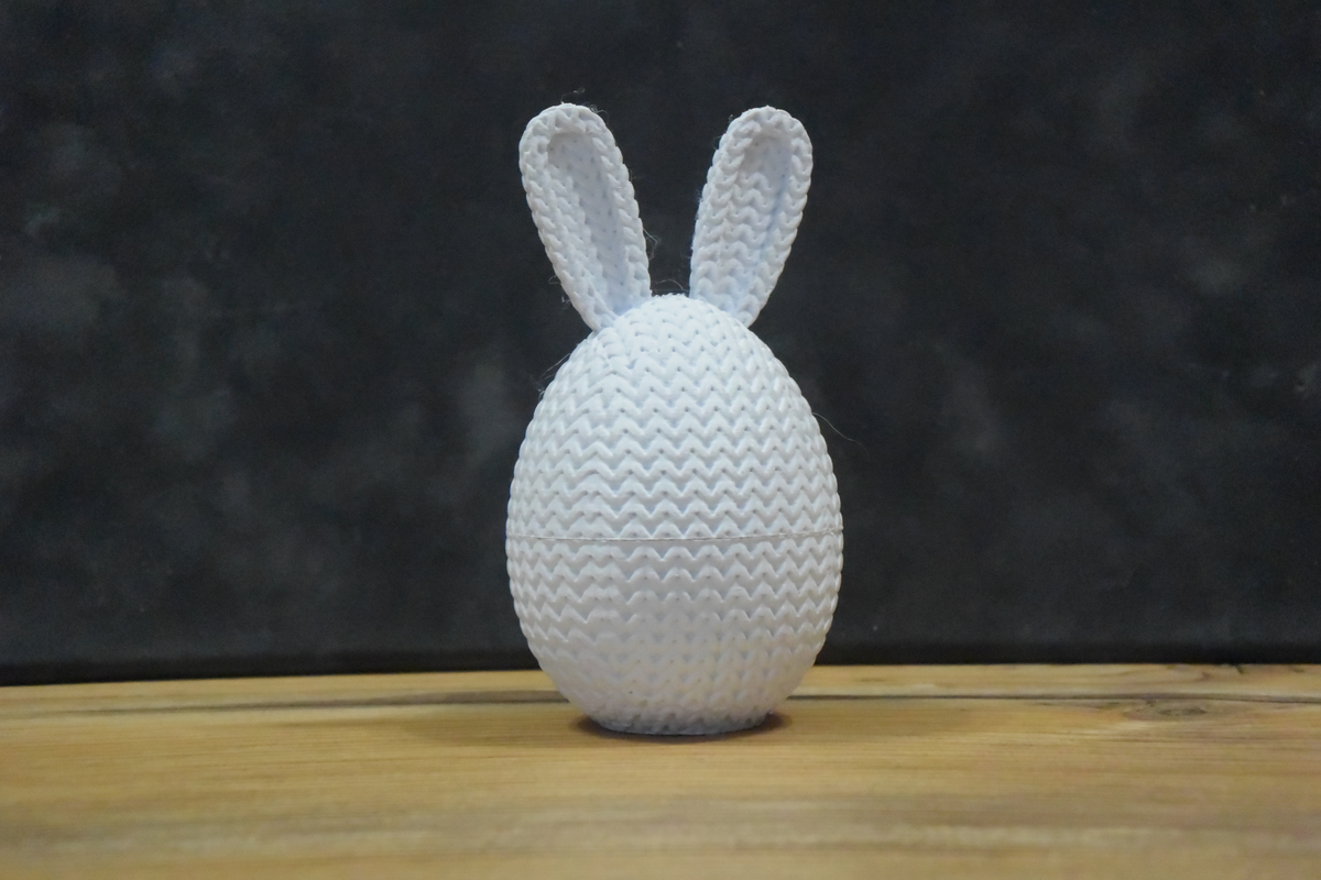 Boîte à œufs de Pâques tricotée à oreilles de lapin rose pastel, gros plan