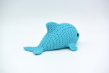 Gros plan de la texture crochetée d'une figurine décorative de dauphin gris-bleu