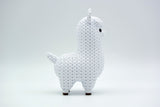 Détail de texture du lama façon tricot au motif crocheté en relief façon laine