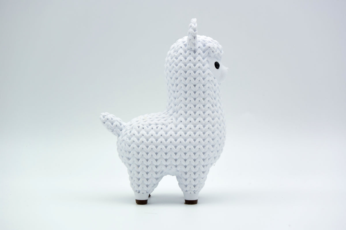 Détail de texture du lama façon tricot au motif crocheté en relief façon laine