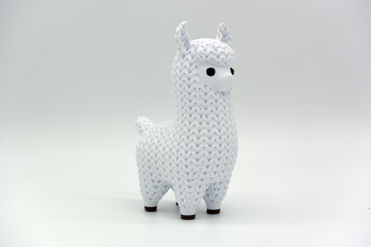 Gros plan d'une figurine de lama tricoté crème neutre, aspect crocheté