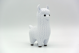 Gros plan d'une figurine de lama tricoté crème neutre, aspect crocheté