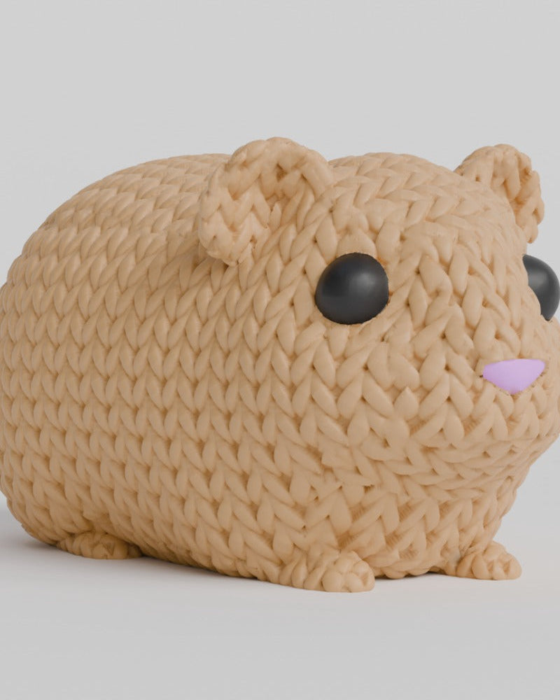 Gros plan d'une figurine de cochon d'Inde tricoté à texture crochetée, yeux et nez rapportés, vue de face