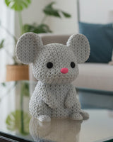 Gros plan d'une souris tricotée, aspect crocheté, petites oreilles rondes et queue recourbée