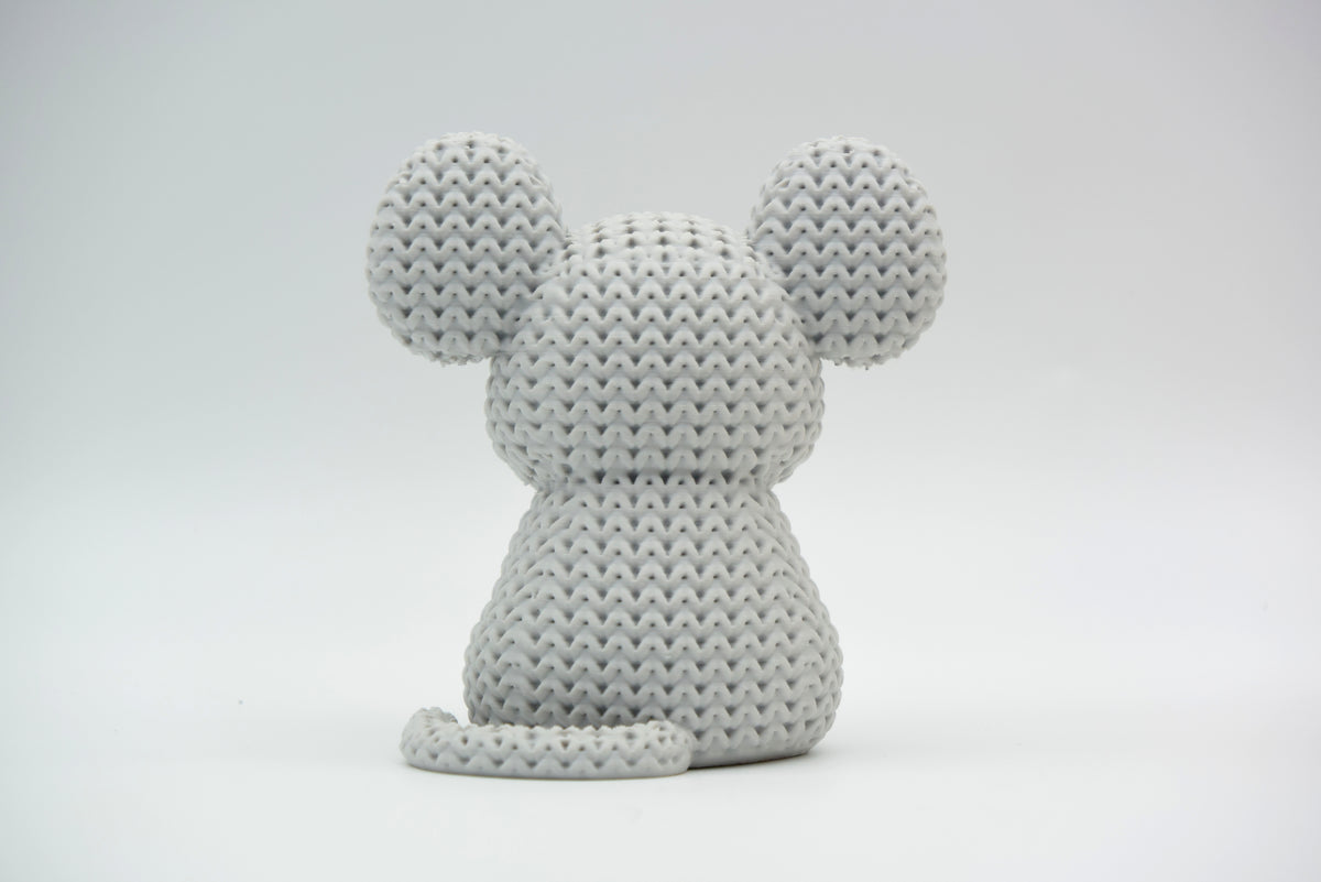 Gros plan de la texture façon laine d'une figurine de souris tricotée