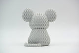 Gros plan de la texture façon laine d'une figurine de souris tricotée