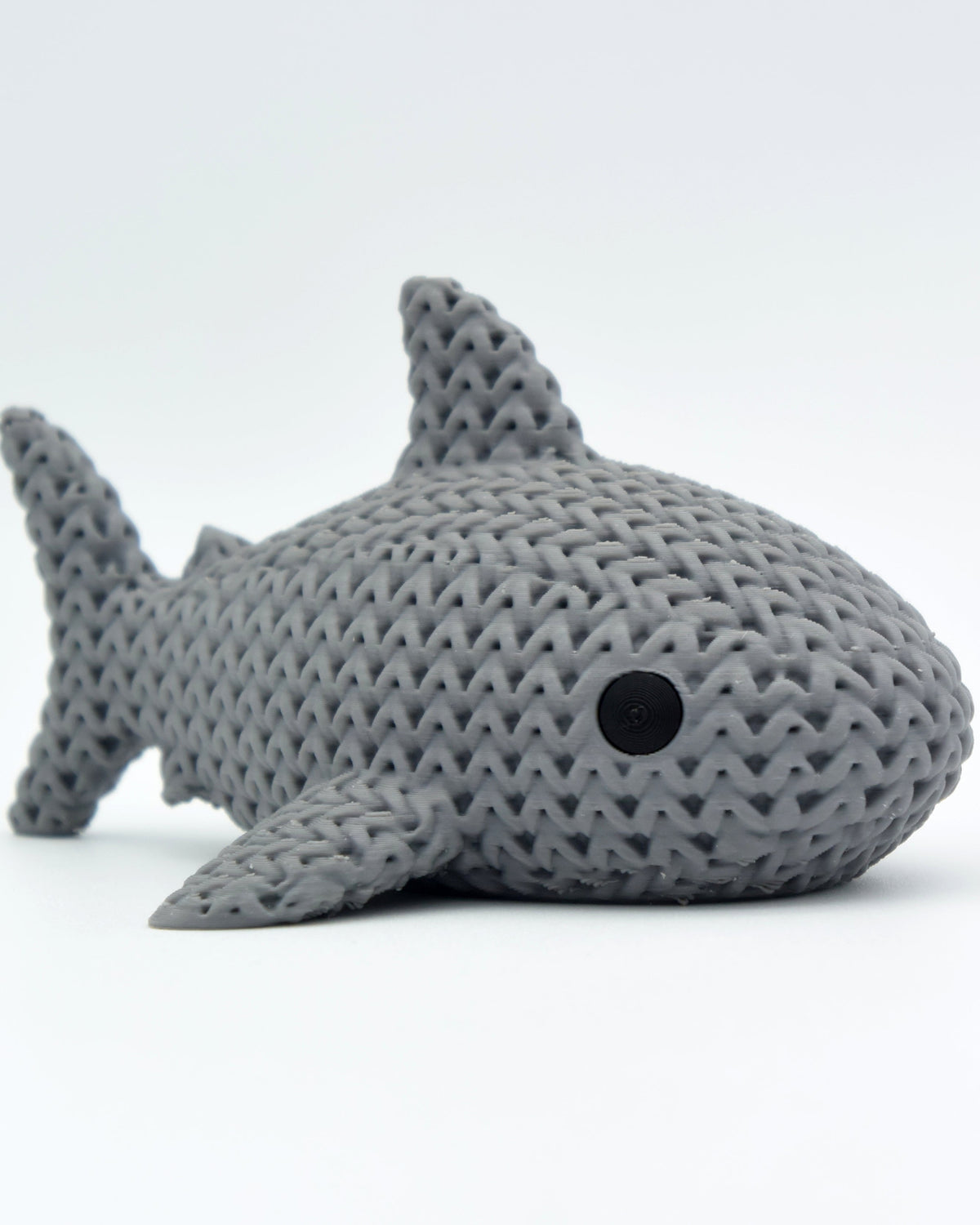 Gros plan d'un requin tricoté gris clair, aspect crocheté, 80 mm de long