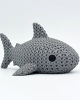 Gros plan d'un requin tricoté gris clair, aspect crocheté, 80 mm de long