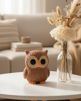 Gros plan d'un hibou tricoté terre cuite chaud, aspect crocheté