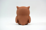 Gros plan de la texture crochetée d'une figurine de hibou tricoté