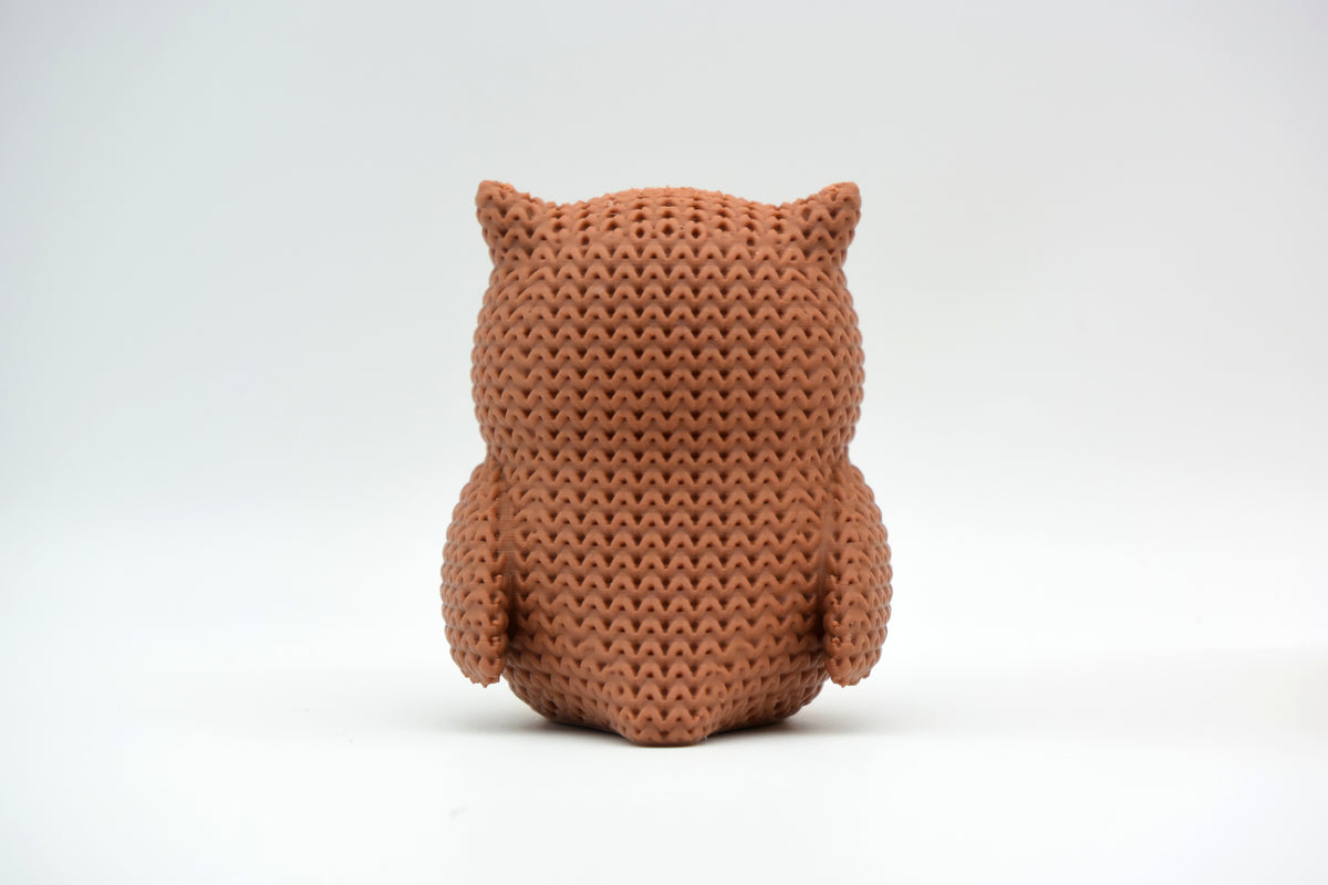 Gros plan de la texture crochetée d'une figurine de hibou tricoté