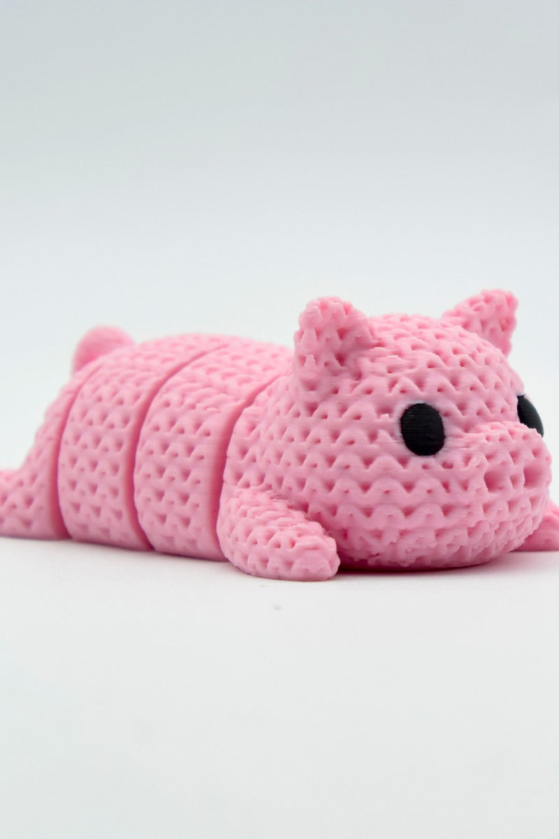 Gros plan d'un porte-clés cochon tricoté à texture crochetée et petits yeux noirs