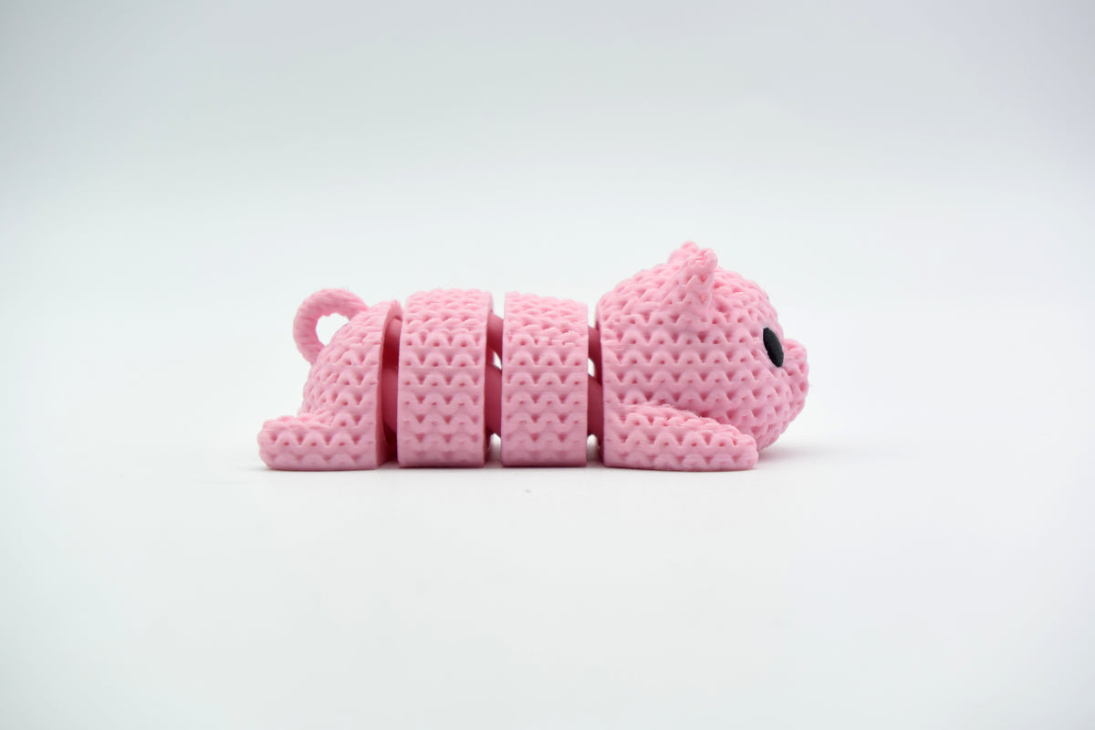 Gros plan d'un porte-clés cochon tricoté à texture crochetée et petits yeux noirs