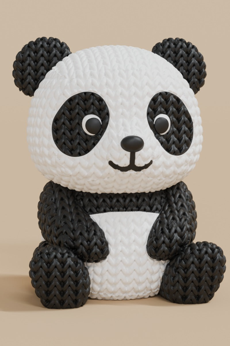 Gros plan d'une figurine de panda tricoté, aspect crocheté noir et blanc