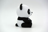 Gros plan d'une figurine de panda tricoté, aspect crocheté noir et blanc