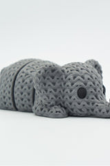 Gros plan d'un porte-clés éléphant tricoté à texture crochetée et corps articulé
