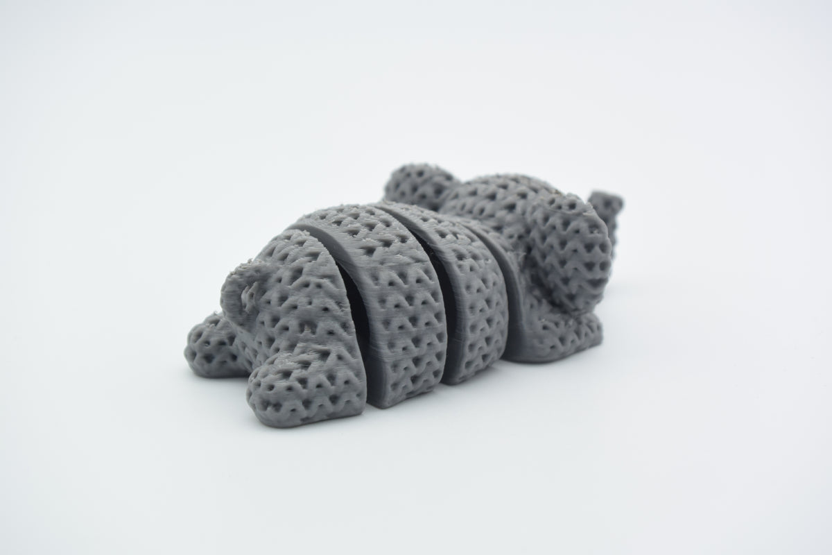 Gros plan des articulations souples et de la texture tissée d'un porte-clés éléphant tricoté