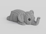 Gros plan d'un porte-clés éléphant tricoté à texture crochetée et corps articulé