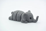 Gros plan d'un porte-clés éléphant tricoté à texture crochetée et corps articulé
