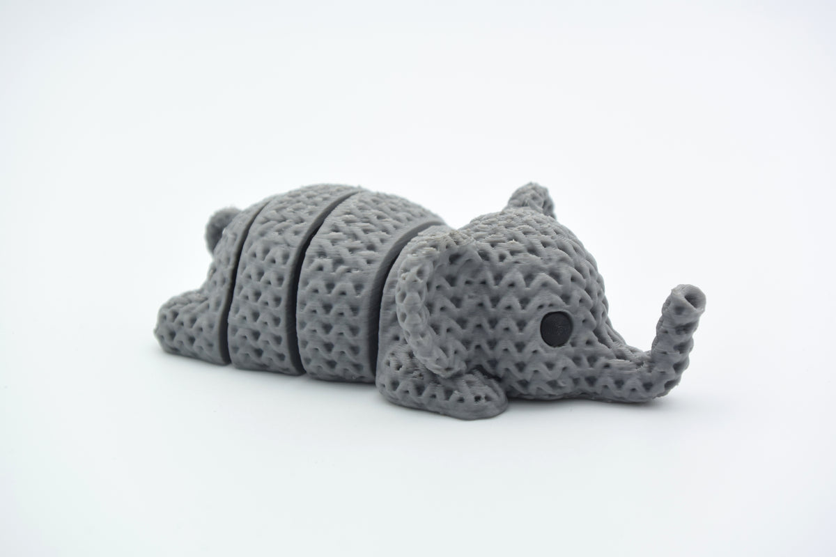 Gros plan d'un porte-clés éléphant tricoté à texture crochetée et corps articulé