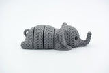 Gros plan d'un porte-clés éléphant tricoté à texture crochetée et corps articulé