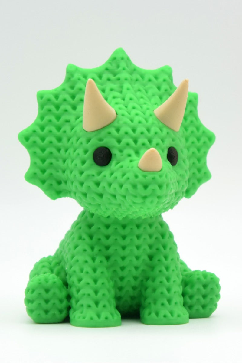 Gros plan d'un tricératops tricoté à surface crochetée et à trois cornes