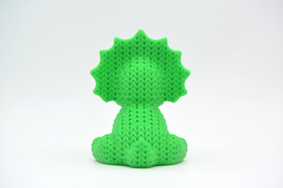 Gros plan d'un tricératops tricoté à surface crochetée et à trois cornes
