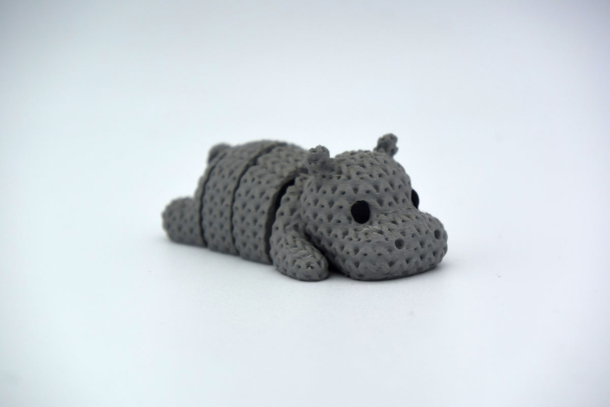 Gros plan du corps articulé et de la texture douce d'un hippopotame tricoté